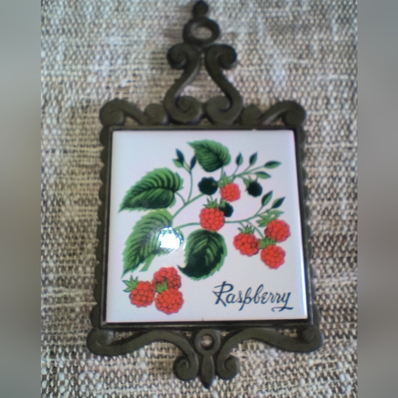 Vintage Cast Iron Framed Raspberry Trivet - Picture 2 of 8